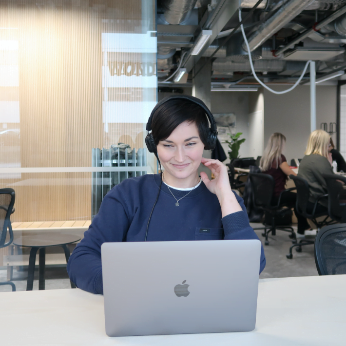 Ihminen työskentelee tietokoneella.